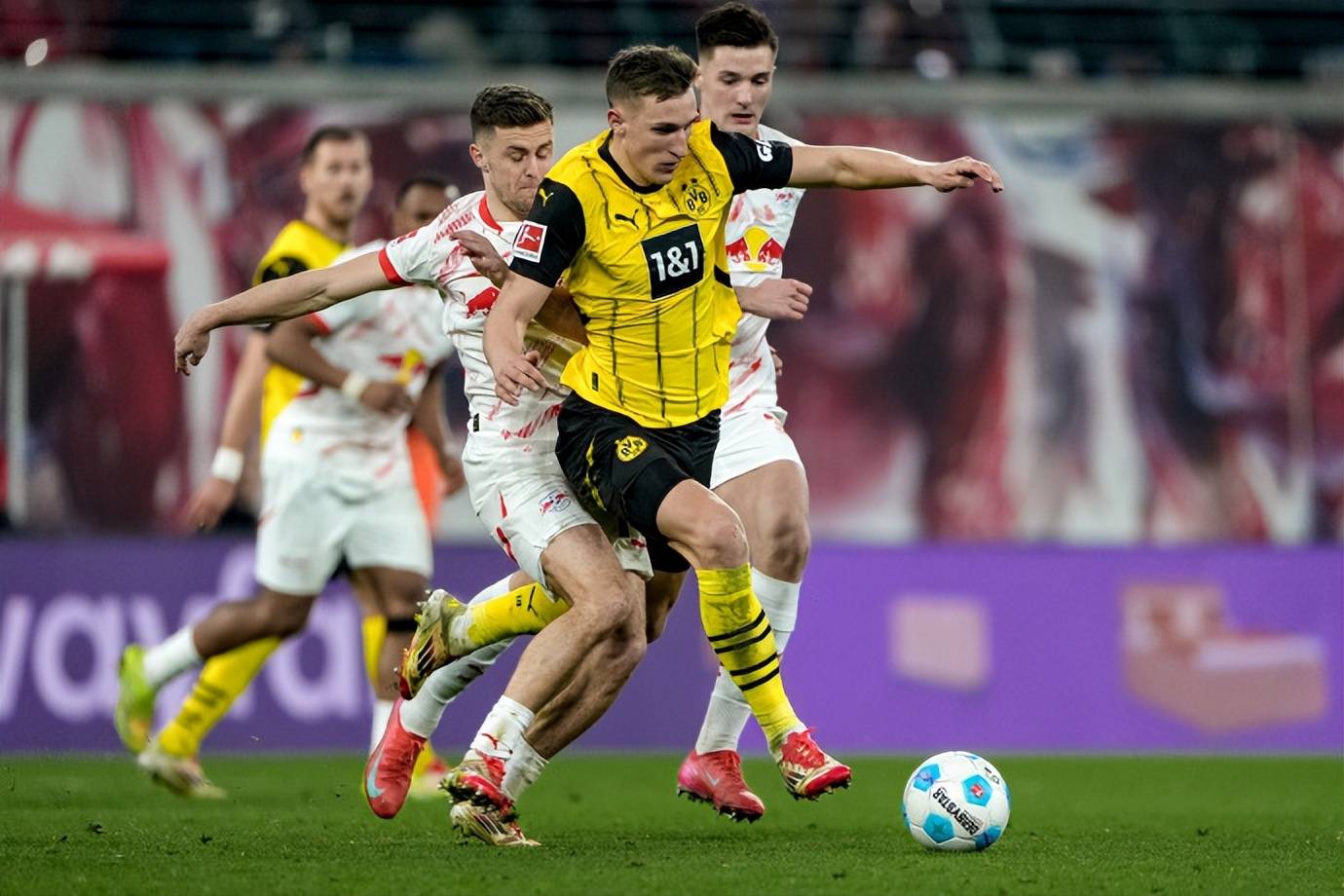 集结日德甲焦点战；纽约尼克斯篮板制胜；震撼外界；医务组通报恢复的简单介绍网页版